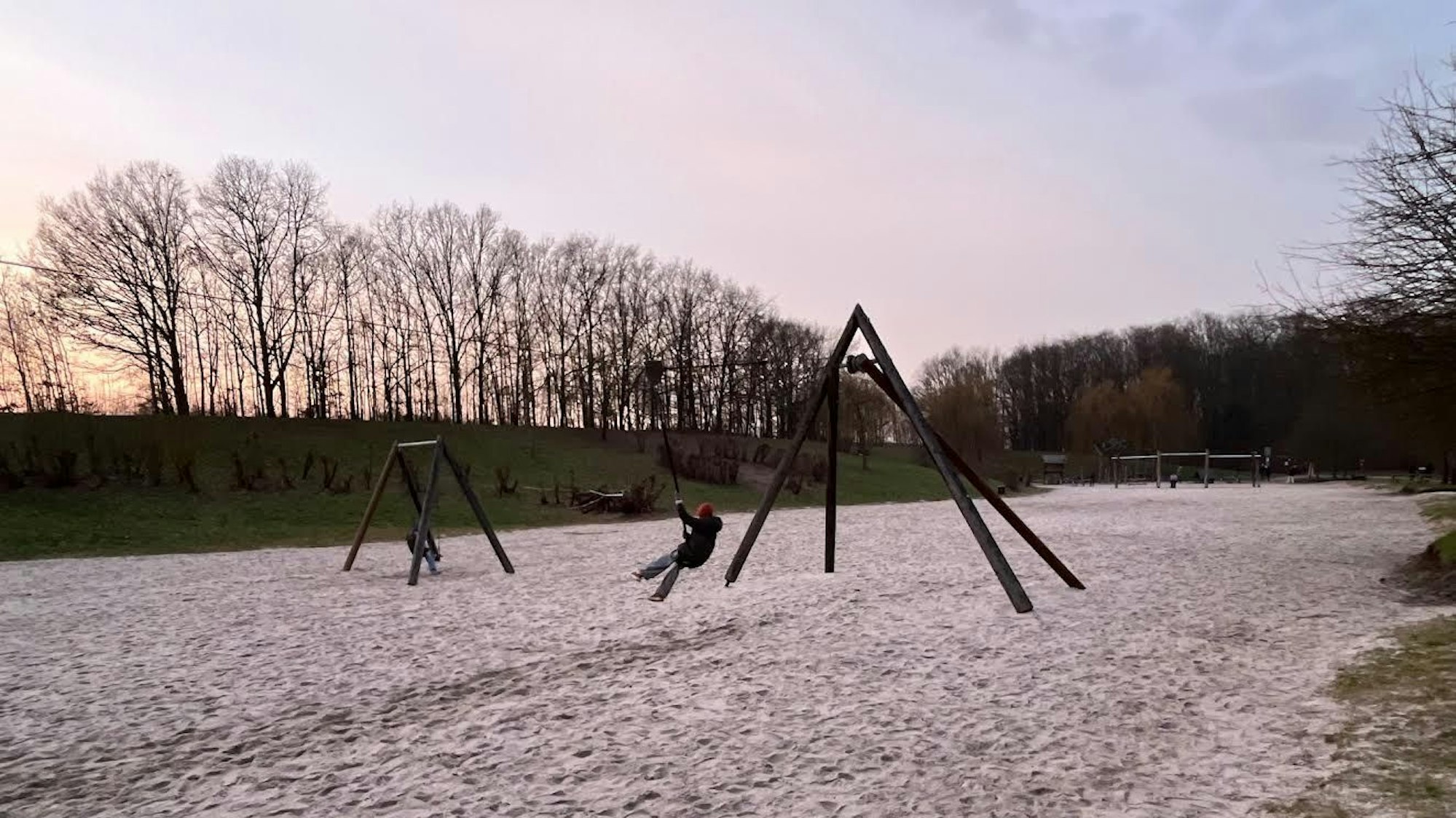Viel leerer Raum ist auf dem Spielplatz auf Gut Leidenhausen, seit zwischen der Seilrutsche und den Schaukeln der große Kletterturm mit Rutsche abgebaut wurde.