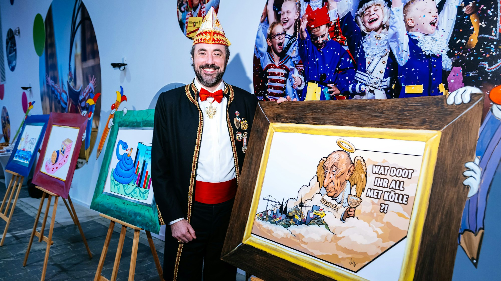 Zugleiter Marc Michelske präsentiert die Motive der Persiflagewagens.