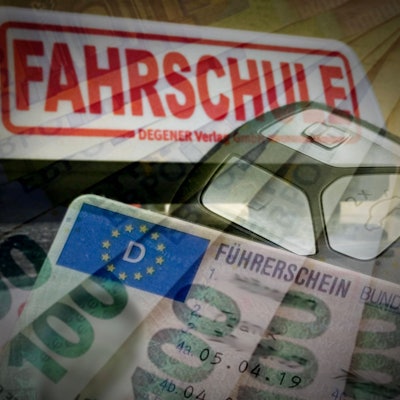 Zu sehen sind ein Führerschein, Geldscheine und einen Hinweis auf eine Fahrschule.