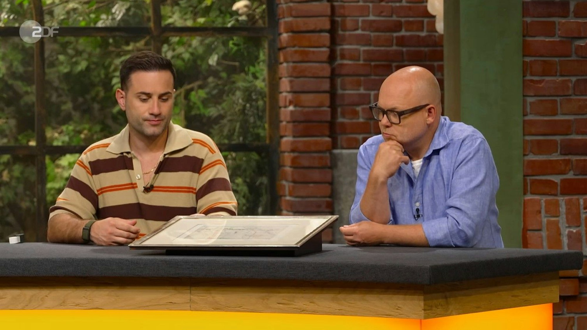 Die „Bares für Rares“-Händler überlegen bei der Begutachtung, wie weit sie bei den Verhandlungen gehen möchten.