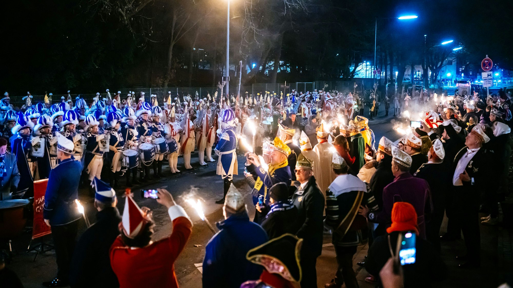 Die Spielmannszüge aller Traditionskorps erwiesen Kuckelkorn vor dem Sachsenturm die Ehre.