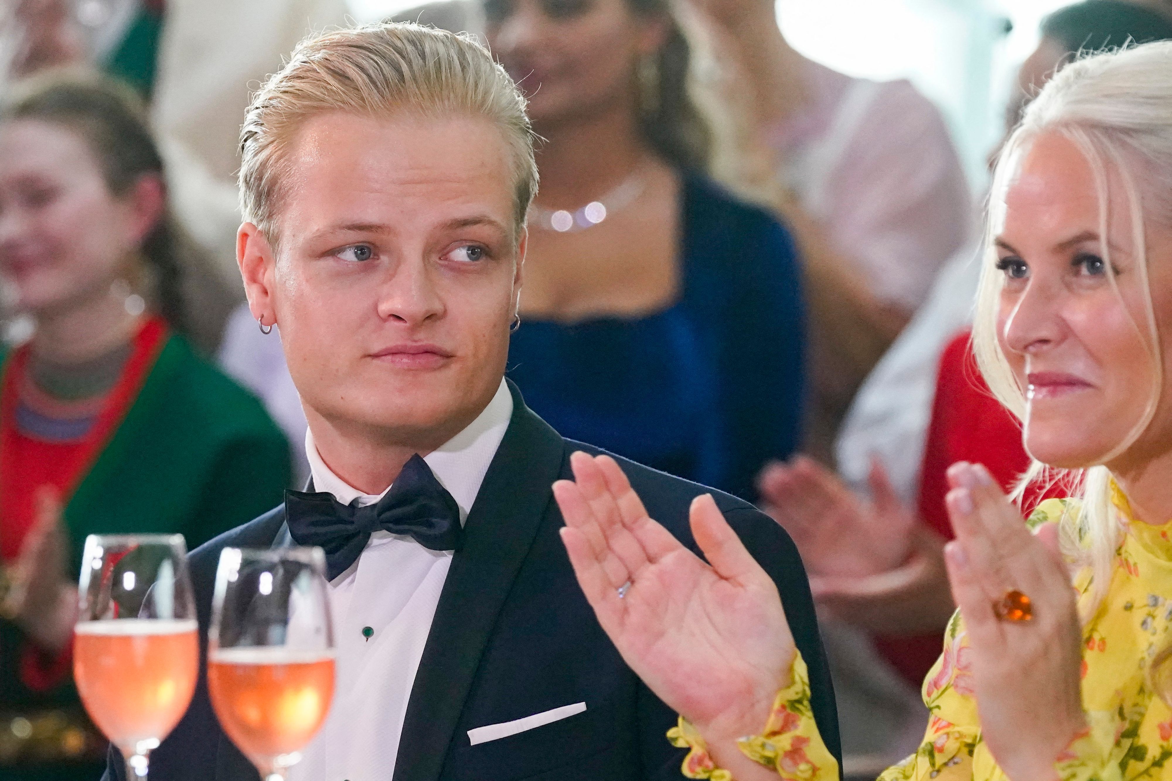 Marius Borg Høiby neben seiner Mutter Kronprinzessin Mette-Marit, der Ehefrau von Kronprinz Haakon.