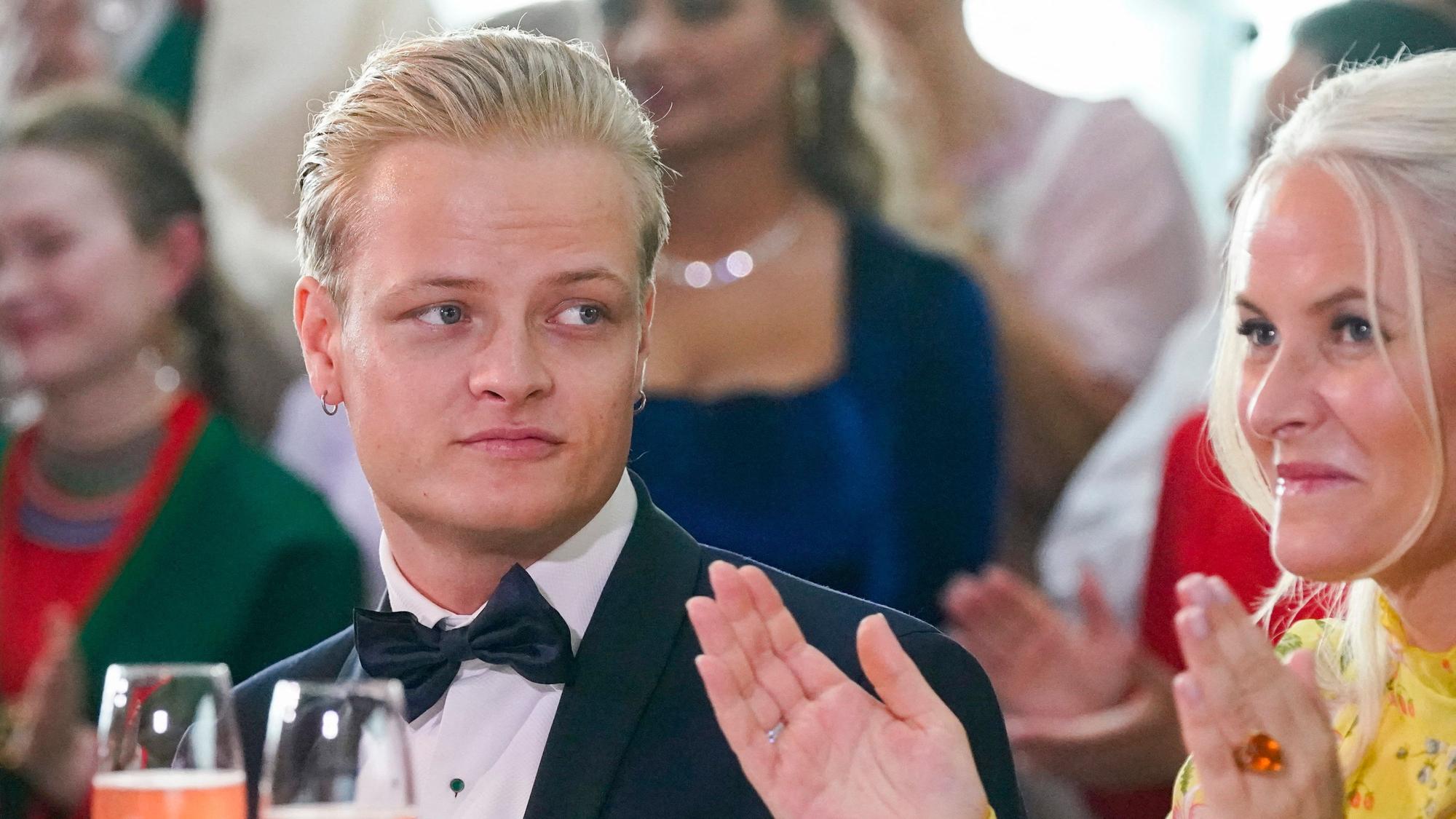 Marius Borg Høiby neben seiner Mutter Kronprinzessin Mette-Marit, der Ehefrau von Kronprinz Haakon.