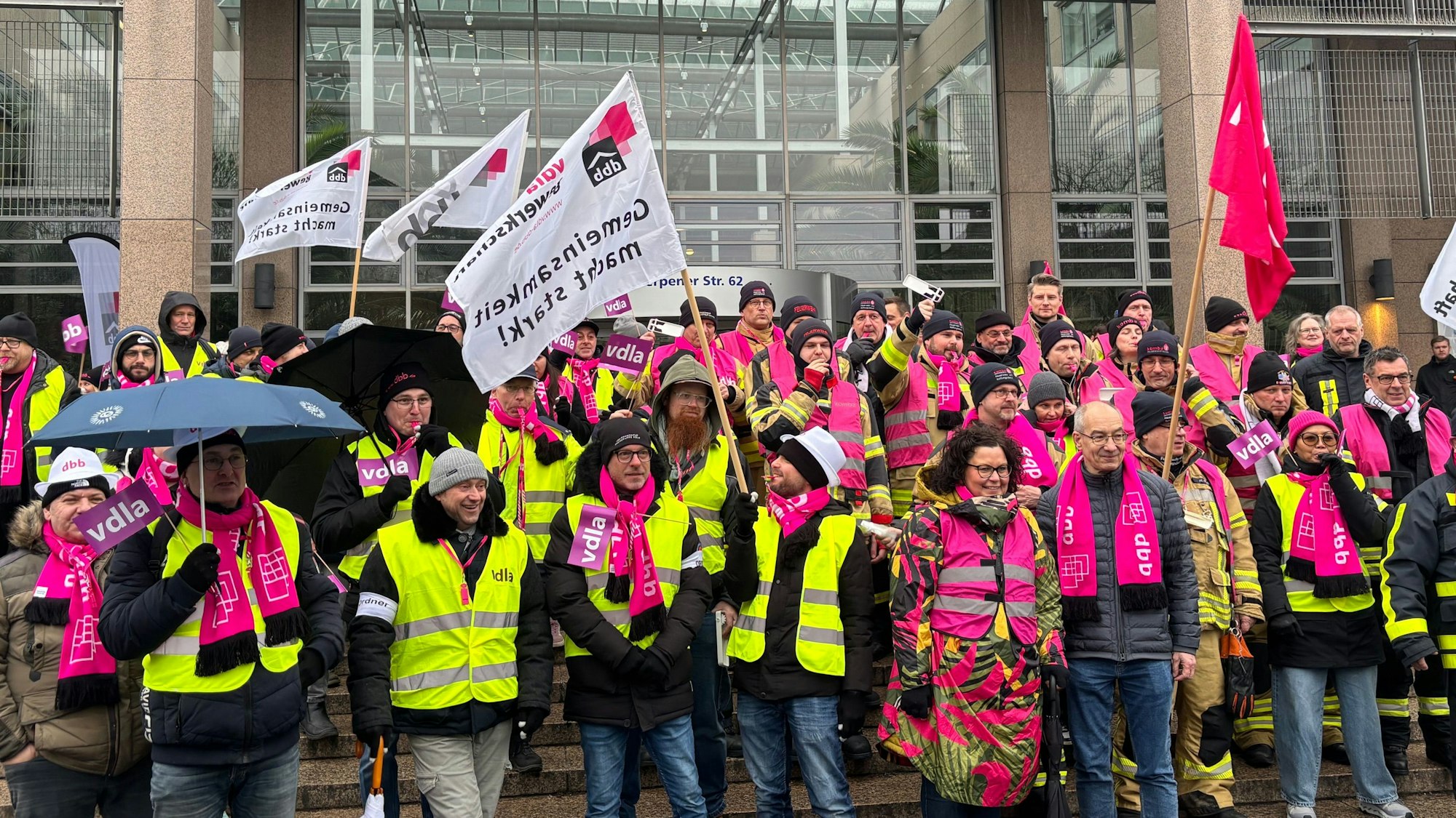 Rund 200 Menschen demonstrierten vor der Uniklinik.