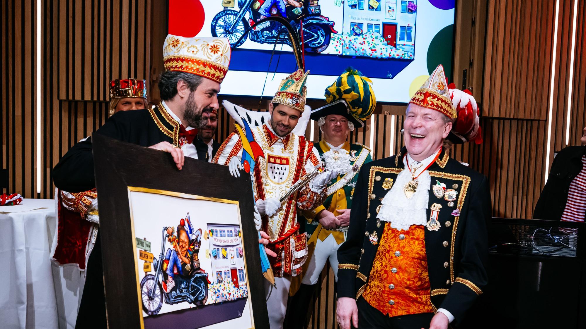 Mer dun uns för dich freue: Zugleiter Marc Michelske präsentierte den Entwurf für den Wagen, auf dem Kuckelkorn an Rosenmontag fahren wird.