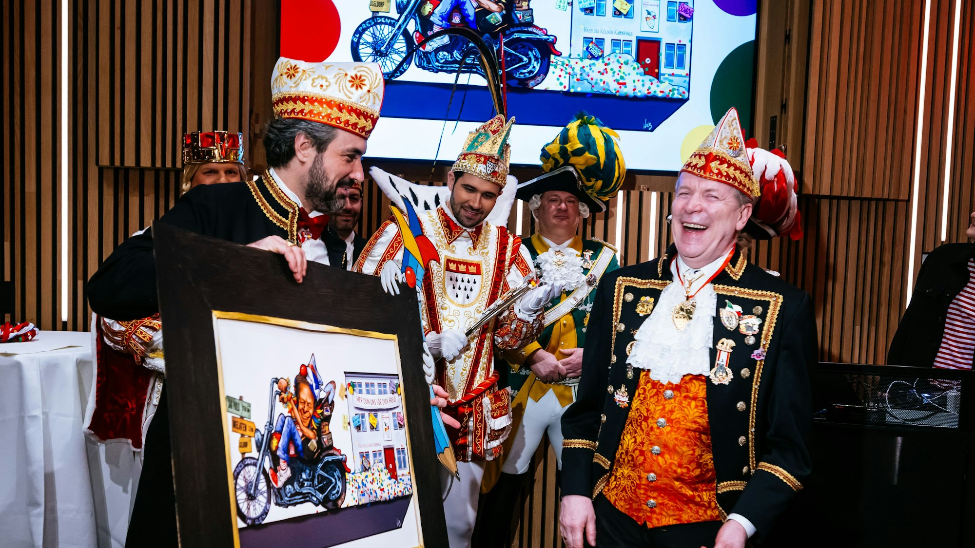 Mer dun uns för dich freue: Zugleiter Marc Michelske präsentierte den Entwurf für den Wagen, auf dem Kuckelkorn an Rosenmontag fahren wird.