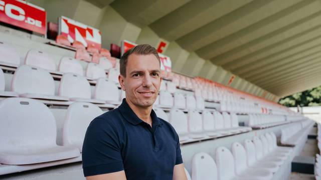 Markus Halfmann sitzt auf der Tribüne.