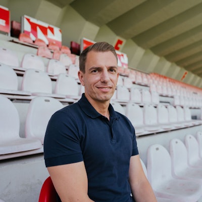 Markus Halfmann sitzt auf der Tribüne.