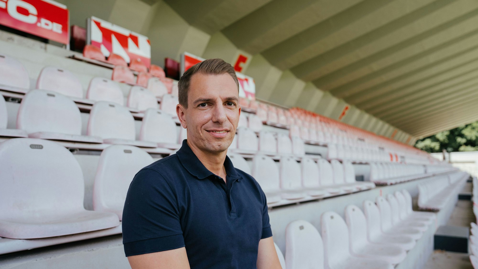 Markus Halfmann sitzt auf der Tribüne.