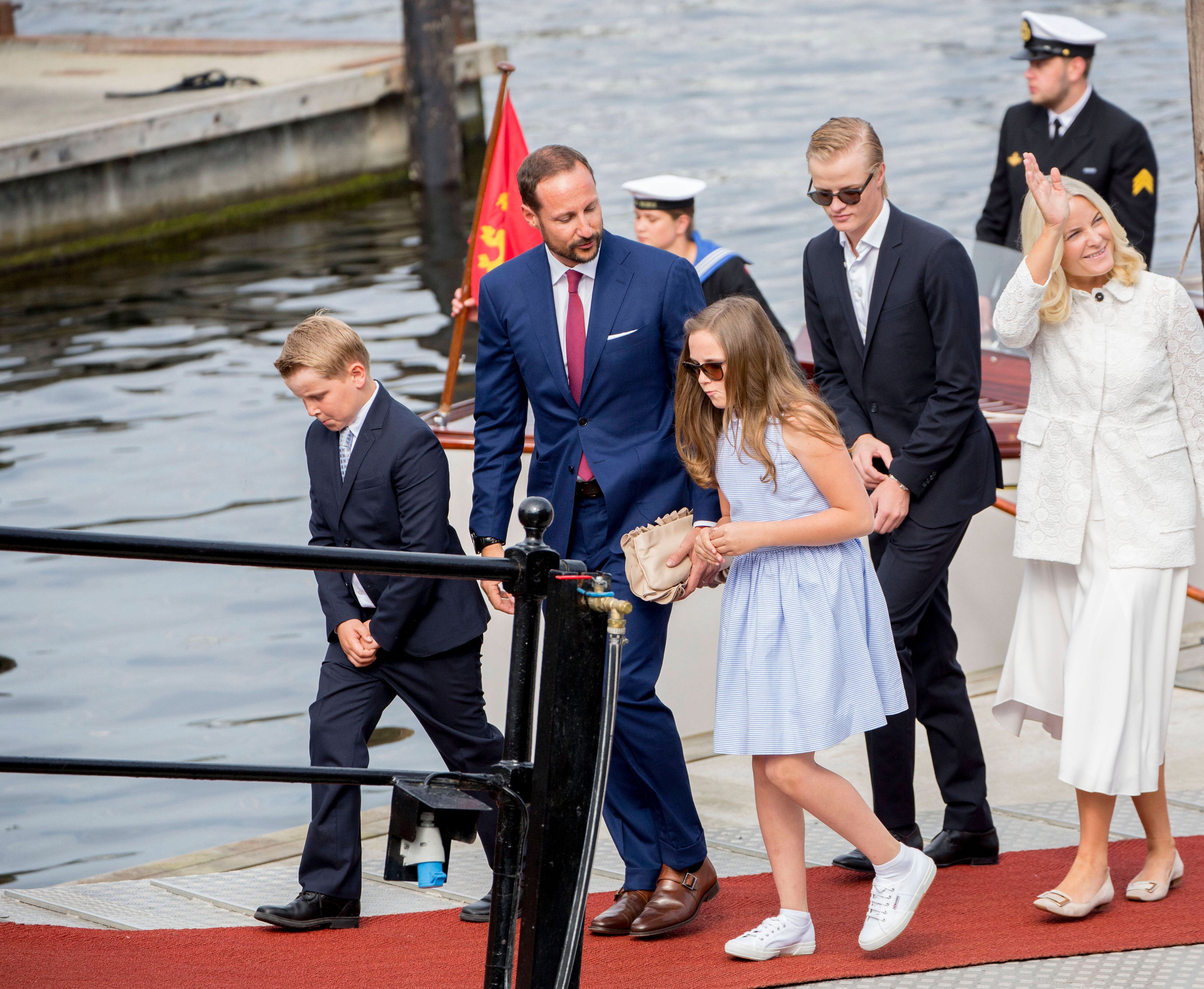 Prinz Haakon, Prinzessin Mette-Marit, Marius Borg Høiby und Kinder auf einem Steg.