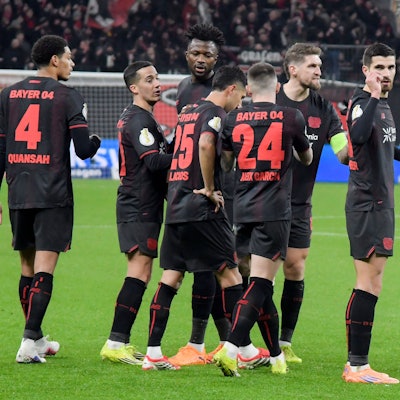 Martin Terrier Leverkusen 11 jubelt nach dem Tor zum 1:0 mit der Mannschaft.