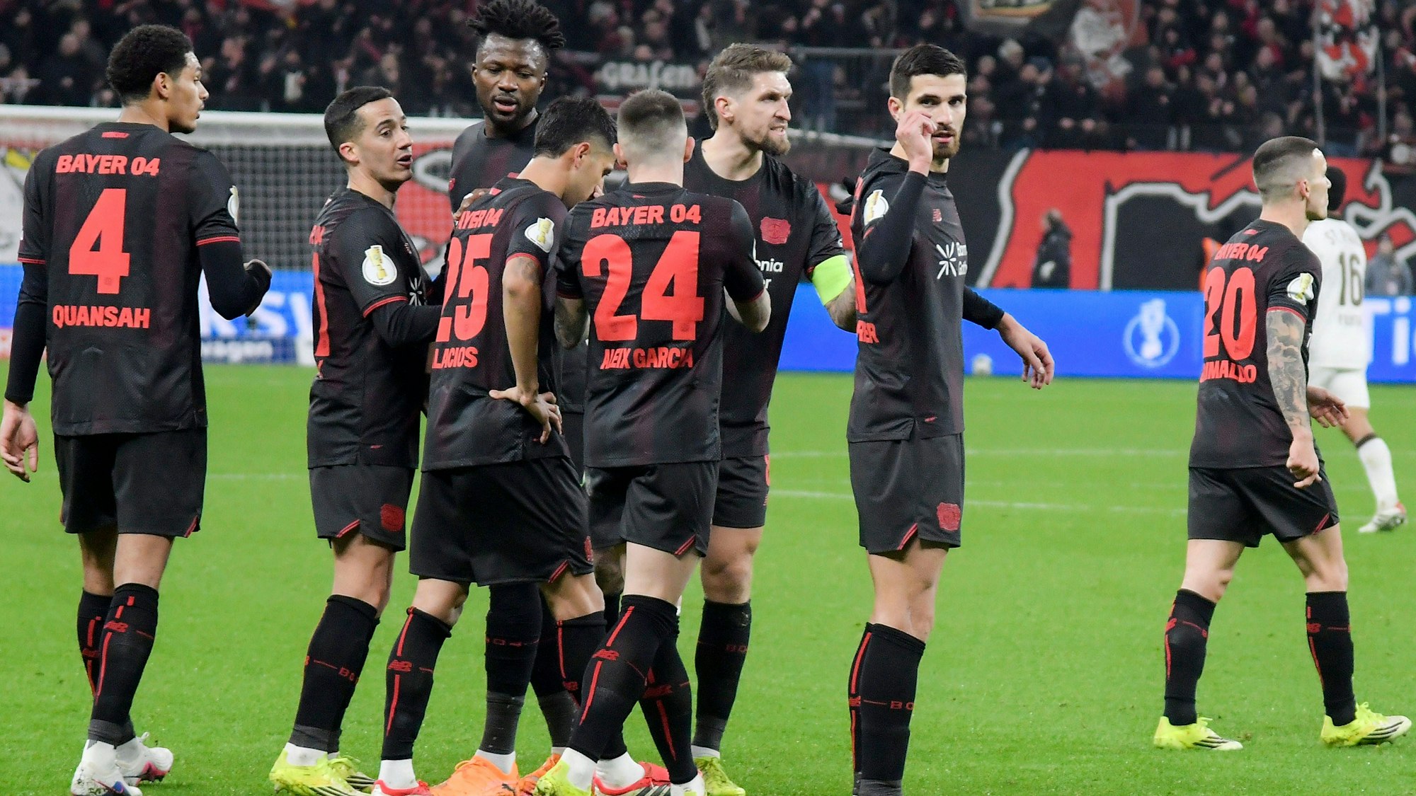 Martin Terrier Leverkusen 11 jubelt nach dem Tor zum 1:0 mit der Mannschaft.