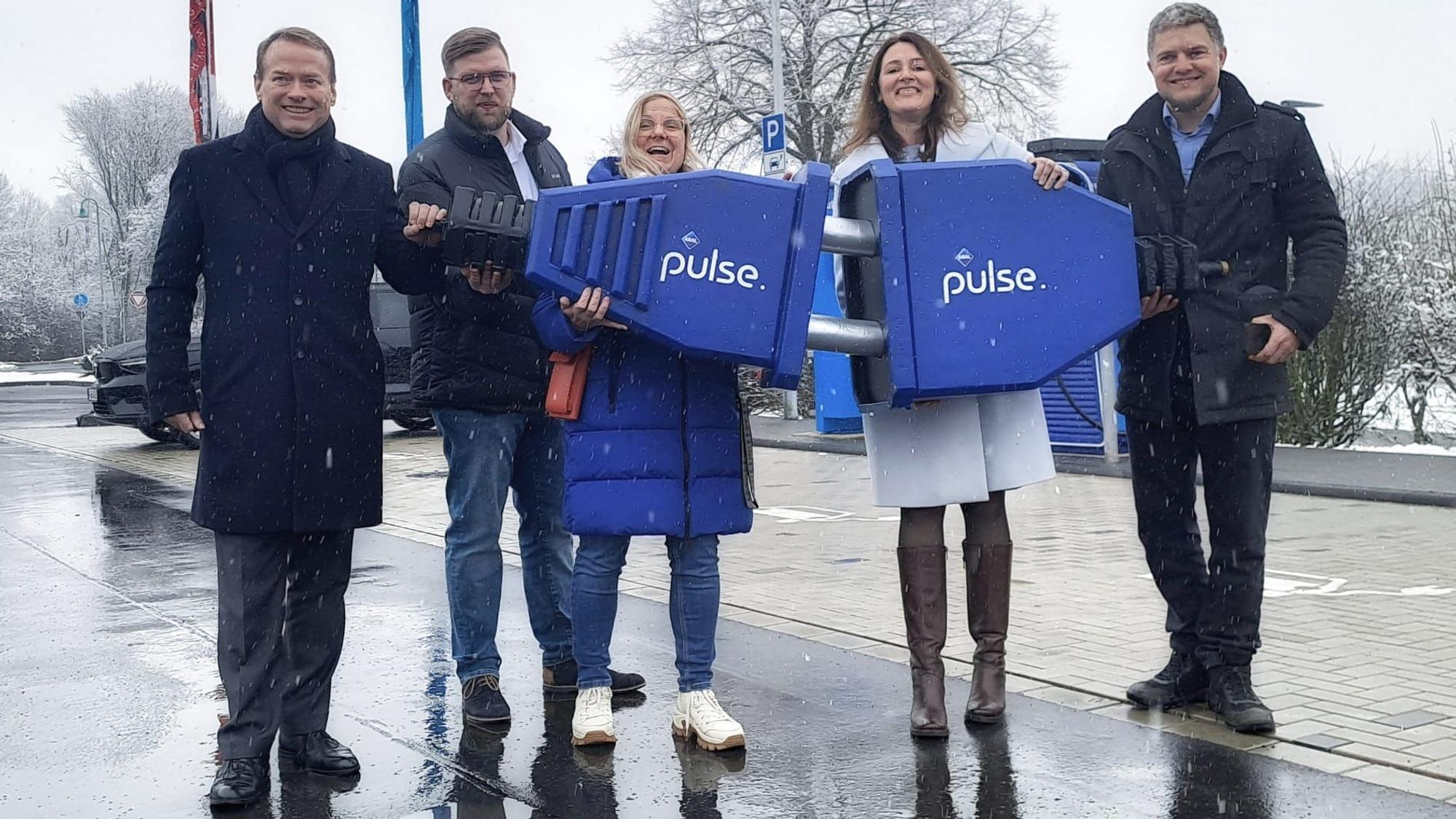 Auf dem Gelände der Aral-Tankstelle in Hermesdorf haben (von links) Alexander Junge (Aral Pulse), Felix Vierbuchen und Simone Bellersheim (beide Bellersheim), Waldbröls Bürgermeisterin Larissa Weber und Mobilitäsmanager Rudolf Bergen (Stadt Waldbröl) die neuen Ladesäulen symbolisch eingeweiht.