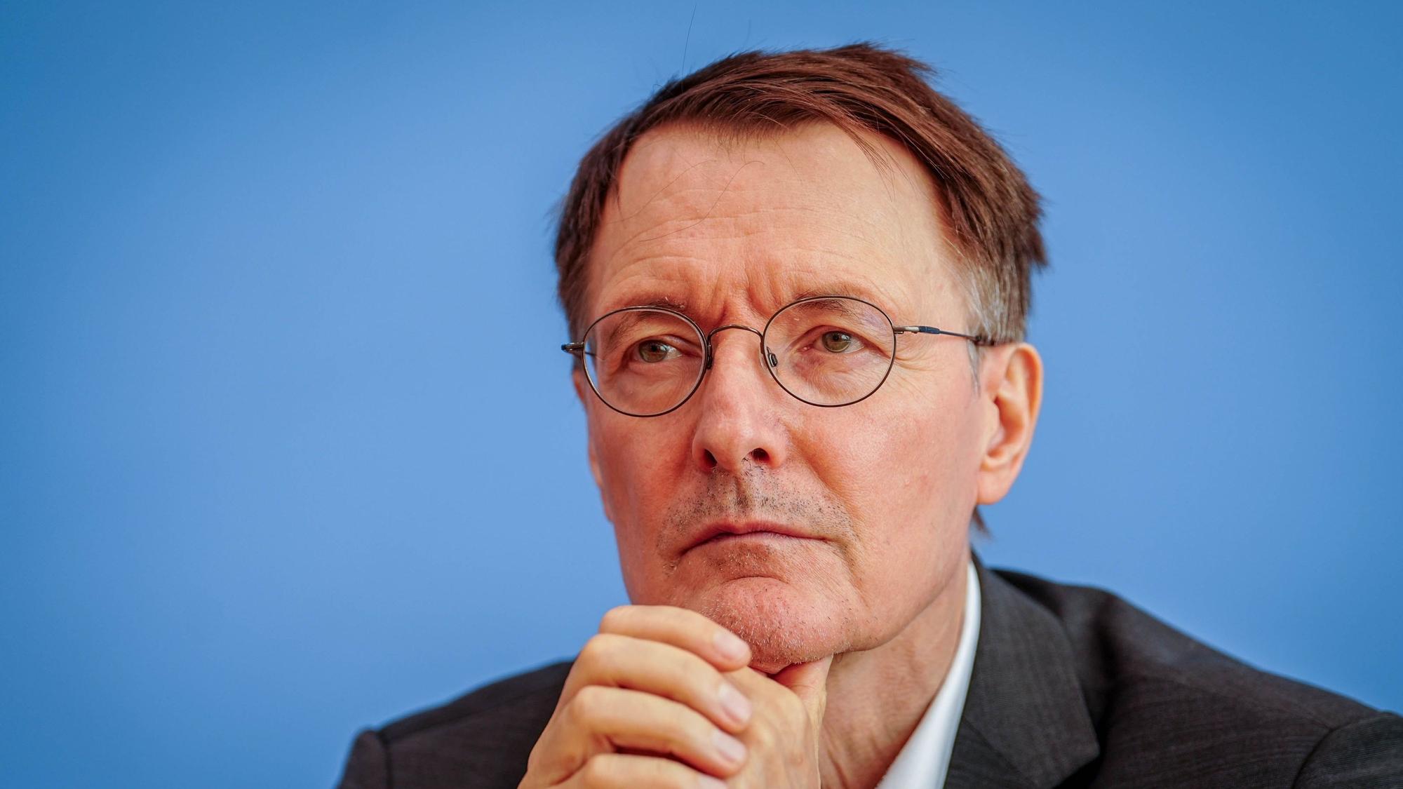 Der Kölner SPD-Politiker Karl Lauterbach hat sich auf der Plattform X mit INSM-Chef Thorsten Alsleben gestritten. (Archivbild)