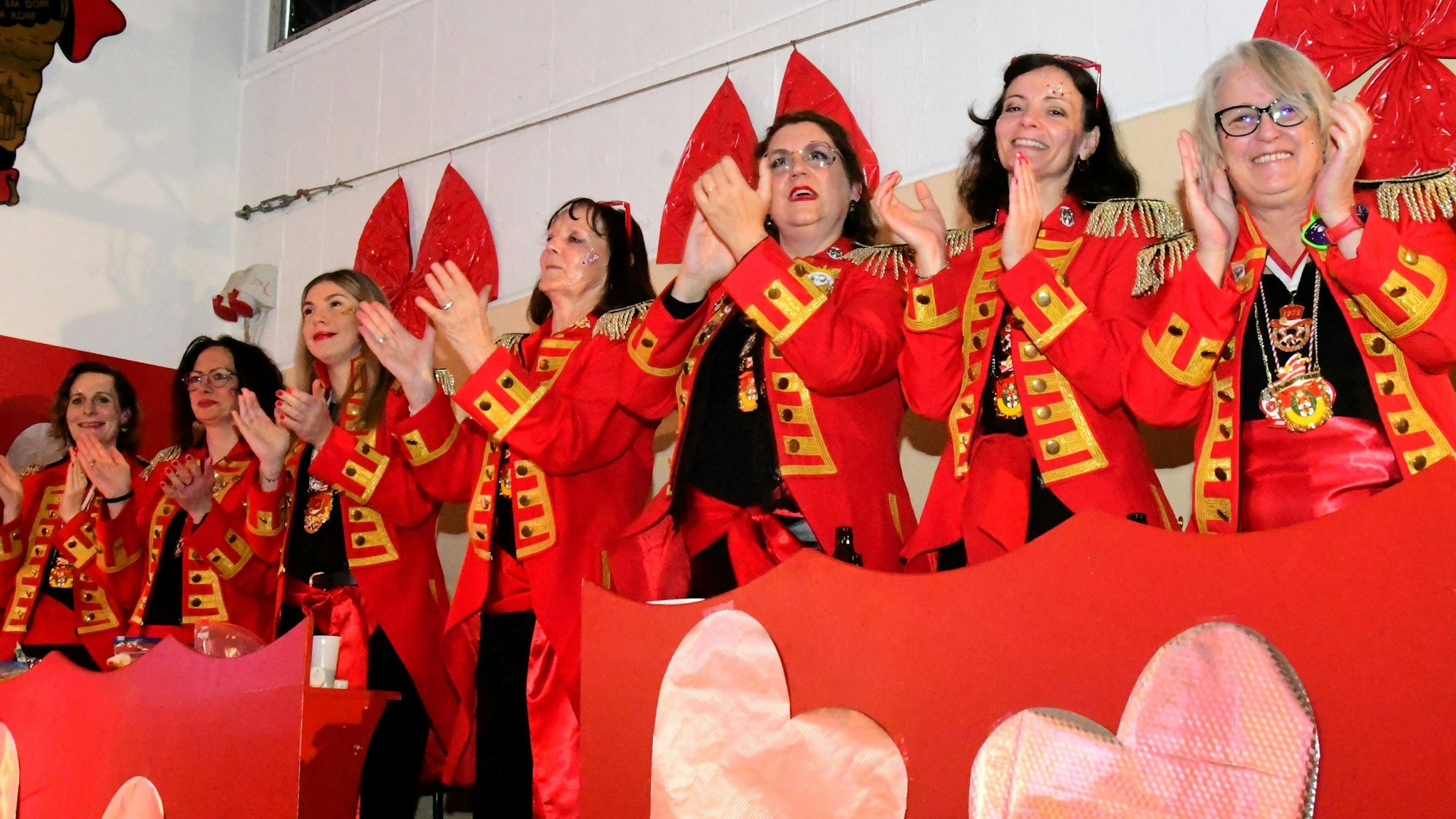 Die Mitglider des weiblichen Elferrats in roten Uniformen.