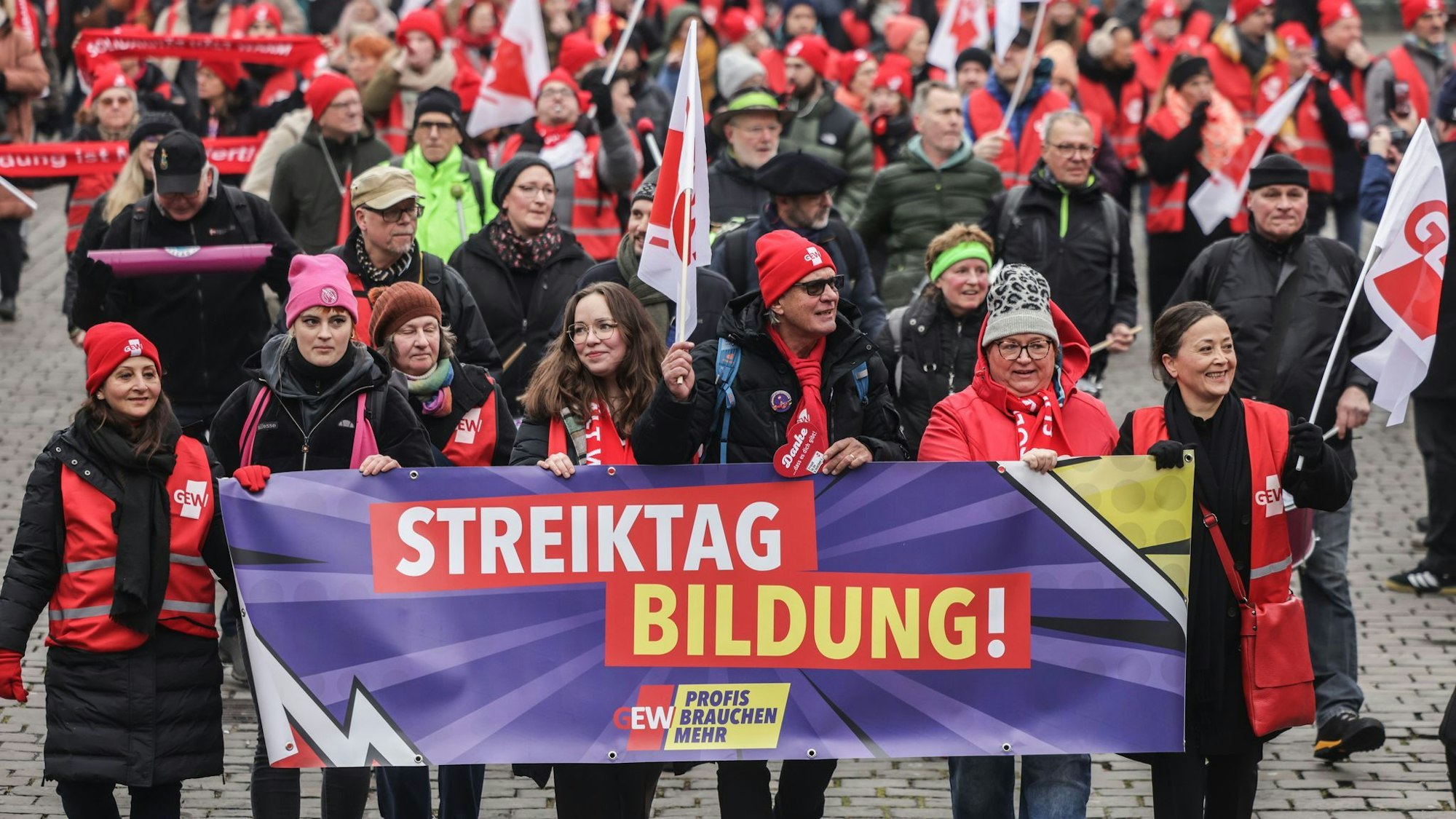 In einigen Regionen von NRW hat die GEW zu neuen Warnstreiks an Schulen aufgerufen. (Archivbild)
