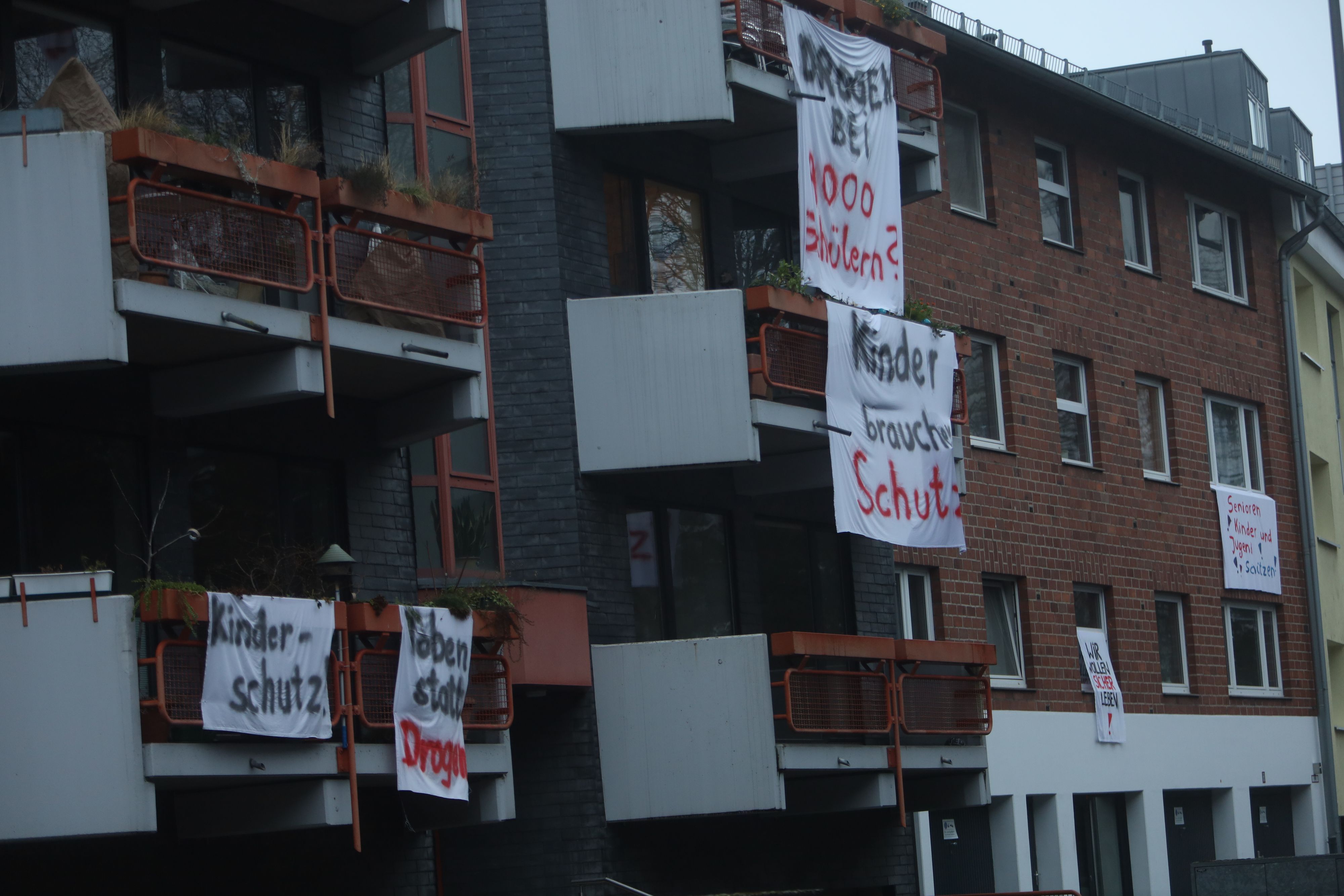 Teile der Anwohner im Panateleonsviertel protestieren gegen das geplante Suchthilfezentrum der Stadt Köln.
