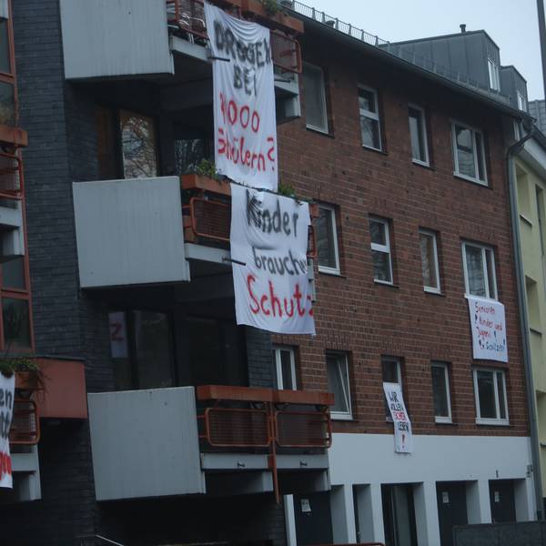 Teile der Anwohner im Panateleonsviertel protestieren gegen das geplante Suchthilfezentrum der Stadt Köln.