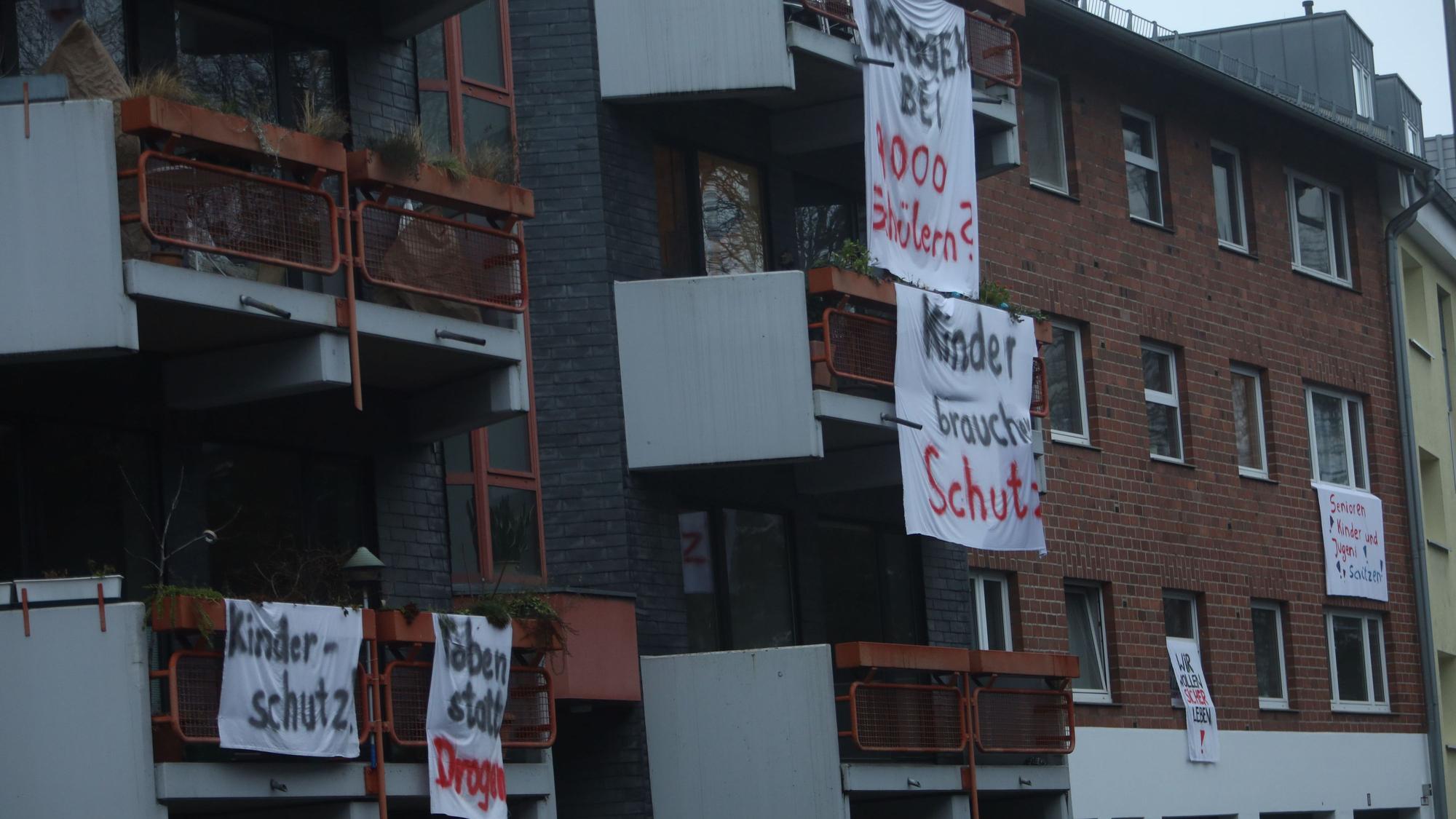 Teile der Anwohner im Panateleonsviertel protestieren gegen das geplante Suchthilfezentrum der Stadt Köln.