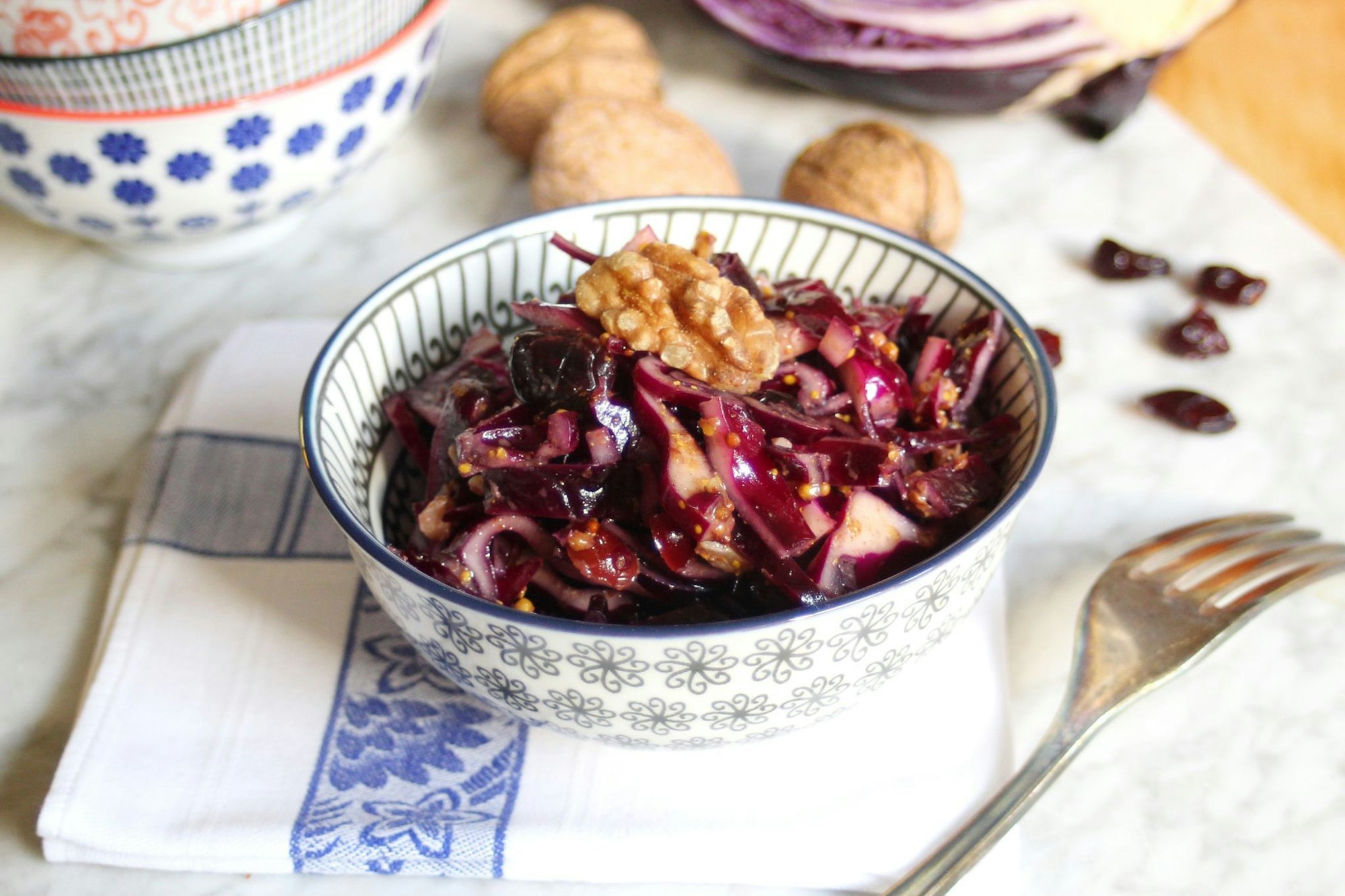 Cranberrys sorgen im Rotkohlsalat für einen fruchtigen Touch, Walnüsse für Knackigkeit.
