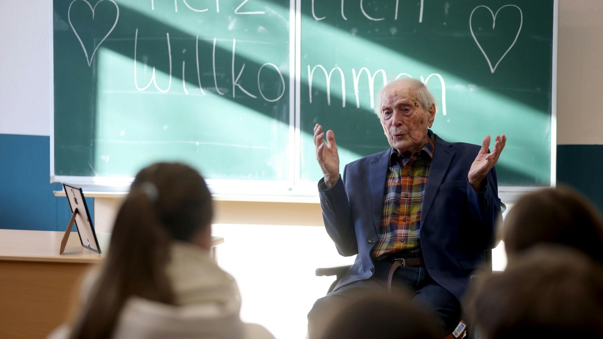 Ludwig Sebus erinnert Schülerinnen und Schüler an die Wichtigkeit der Demokratie.