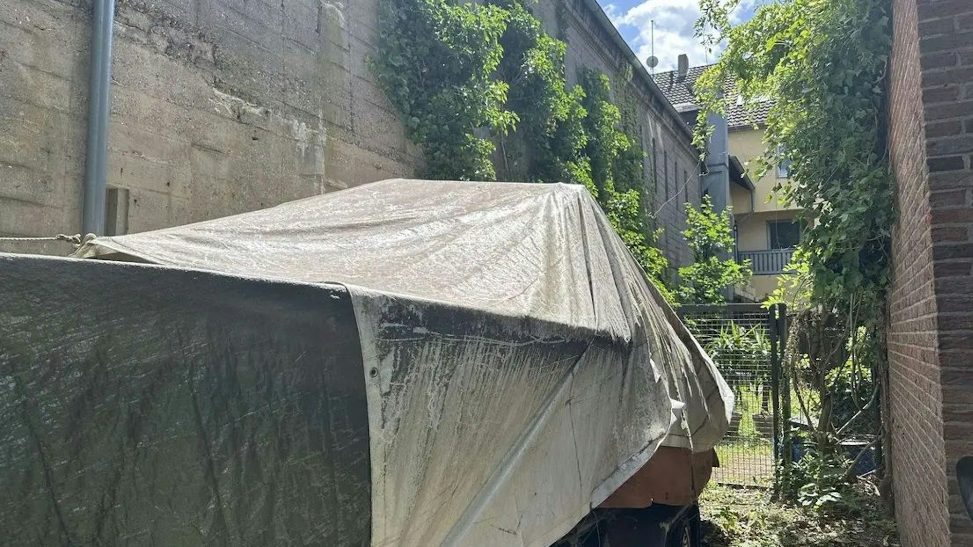 Das Objekt wird aktuell noch gewerblich genutzt. Die gelagerten Gegenstände, wie etwa dieses Boot, sind im Kaufumfang jedoch nicht enthalten.