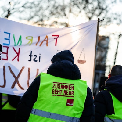 Ein Teilnehmer der Auftaktkundgebung trägt eine Weste der Gewerkschaft Ver.di mit der Aufschrift „Zusammen geht mehr“. GEW und Verdi hatten zu Warnstreiks aufgerufen.