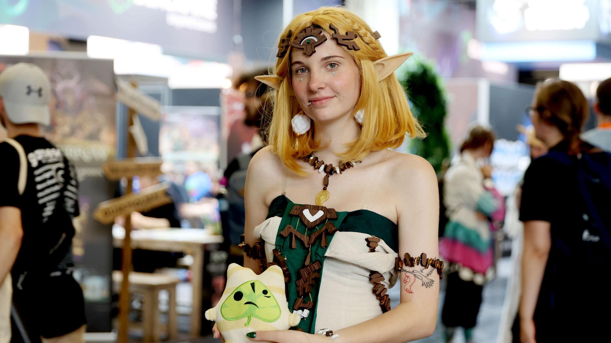 Eine junge Frau trägt ein Kostüm, dass die Figur „Zelda“ aus der Videospielreihe „The Legend of Zelda“ darstellt.