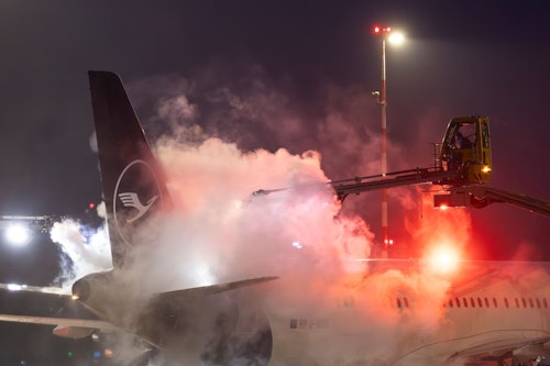 04.02.2026, Hessen, Frankfurt/Main: Ein Flugzeug der Lufthansa wird am Frankfurter Flughafen enteist. Am Vortag war der Verkehr auf dem Flughafen Frankfurt/Main wegen Schneefalls zeitweise eingestellt worden.