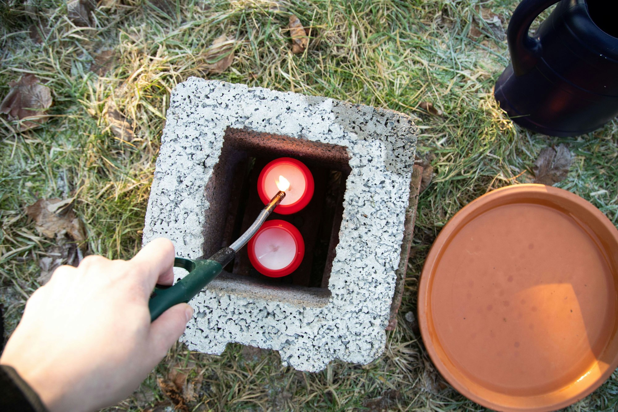 Grablichter in den Pflanzstein stellen und anzünden.