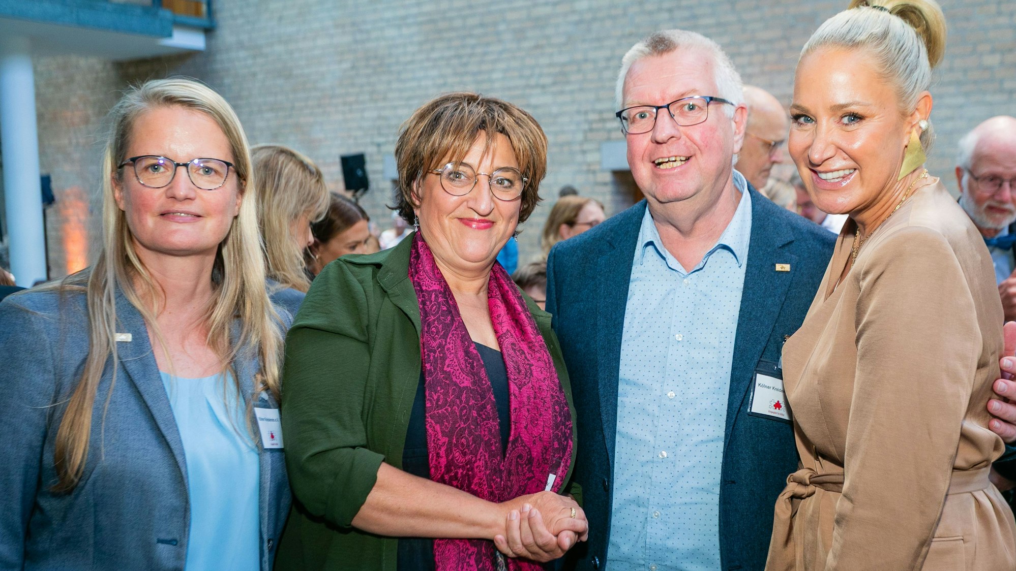 Janine Kunze ist die neue Schirmherrin des Niederkasseler Vereins „Kölner Kreidekreis“. Der Verein und die Schauspielerin und Moderatorin hatten sich im September 2025 bei der Preisverleihung des Ehrenamtspreises „KölnEngagiert 2025“ im Kölner Historischen Rathaus kennengelernt.