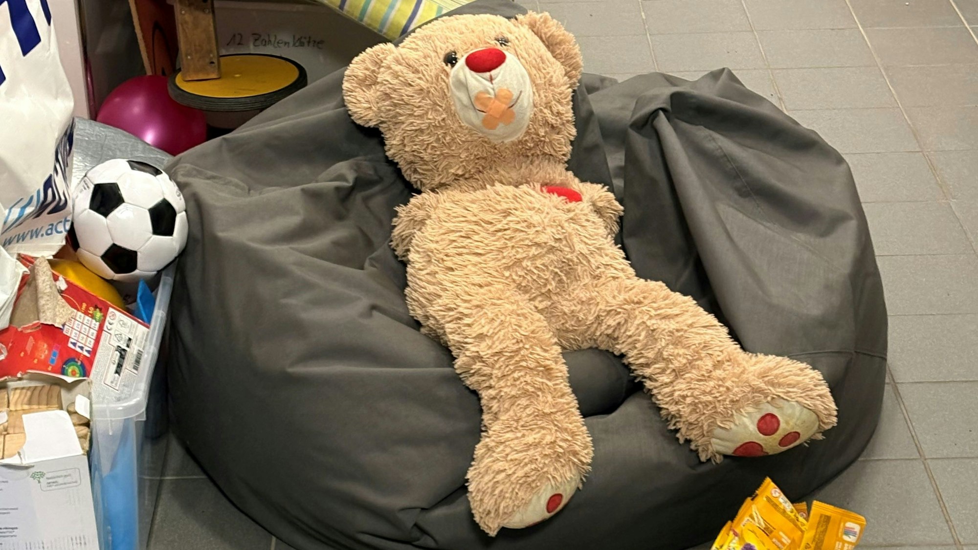 Der entführte Schulleiter wird verkörpert von einem Teddybären. Die Pfoten sind gefesselt, das Maul zugeklebt.