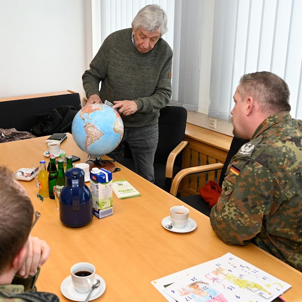 Anhand eines Globus erklärt Hilfsgruppenchef Willi Greuel, dass der Verein bereits weltweit geholfen hat.