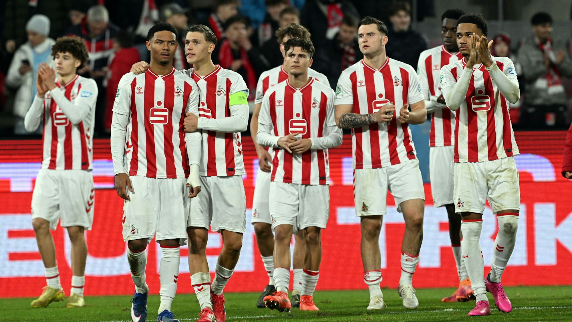 Die A-Junioren-Spieler des FC Köln verabschieden sich nach der Niederlage gegen Inter Mailand enttäuscht von ihren Fans.