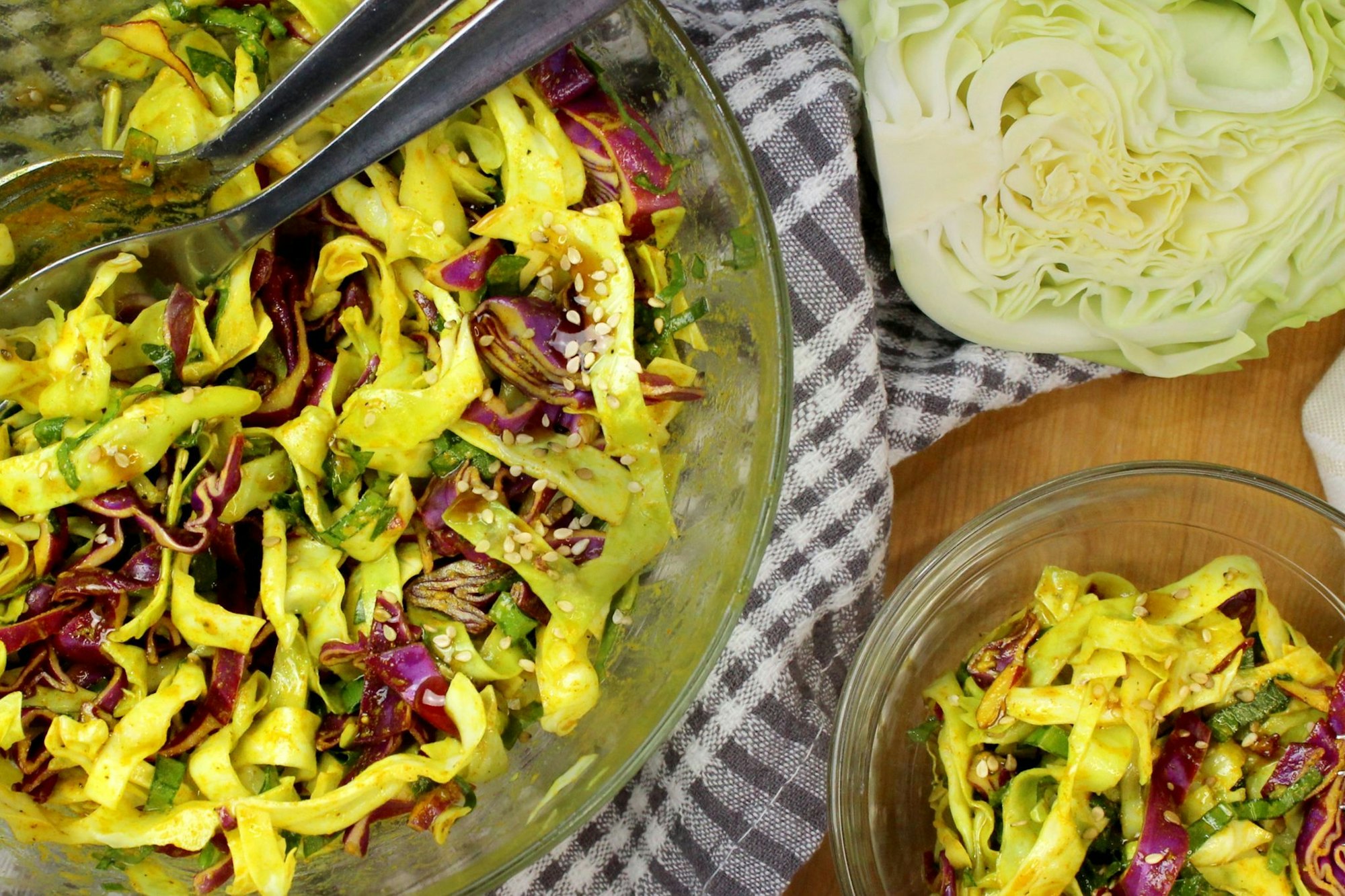 Spitzkohl ist etwas zarter als Weißkohl und eignet sich daher besonders gut für die Zubereitung von Salaten.