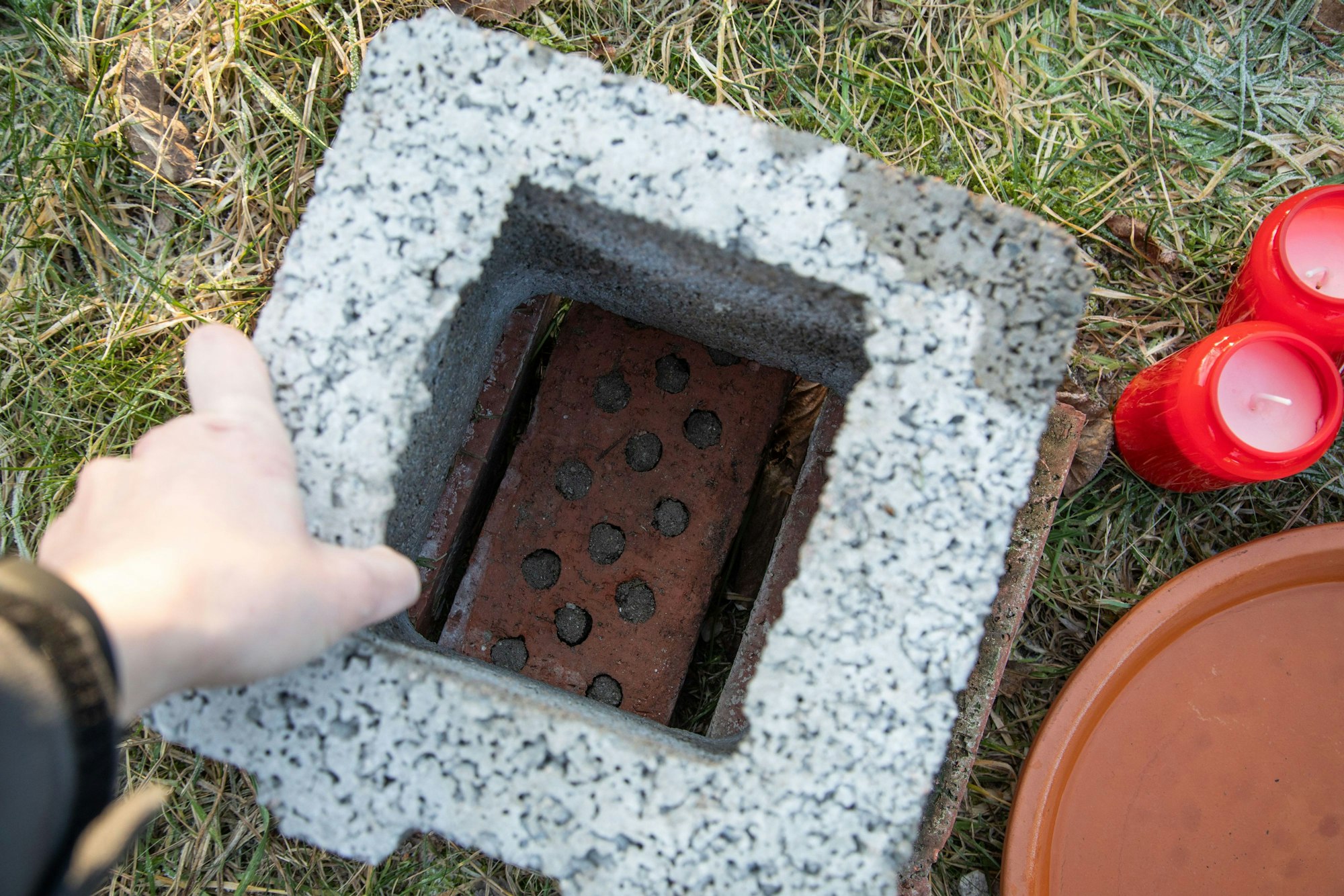 Tipp: Mehrere Ziegelsteine mit etwas Abstand unter dem Pflanzstein platzieren, damit Luft an die Kerze kommt.