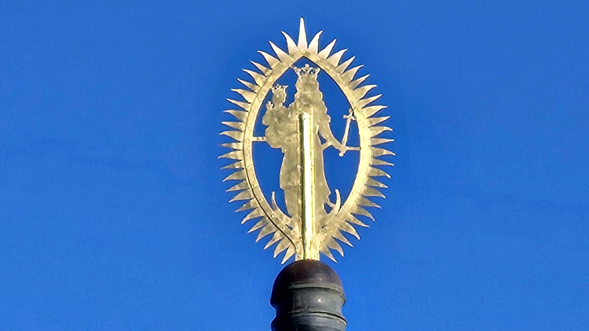 Das Foto zeigt die Madonna von hinten.
