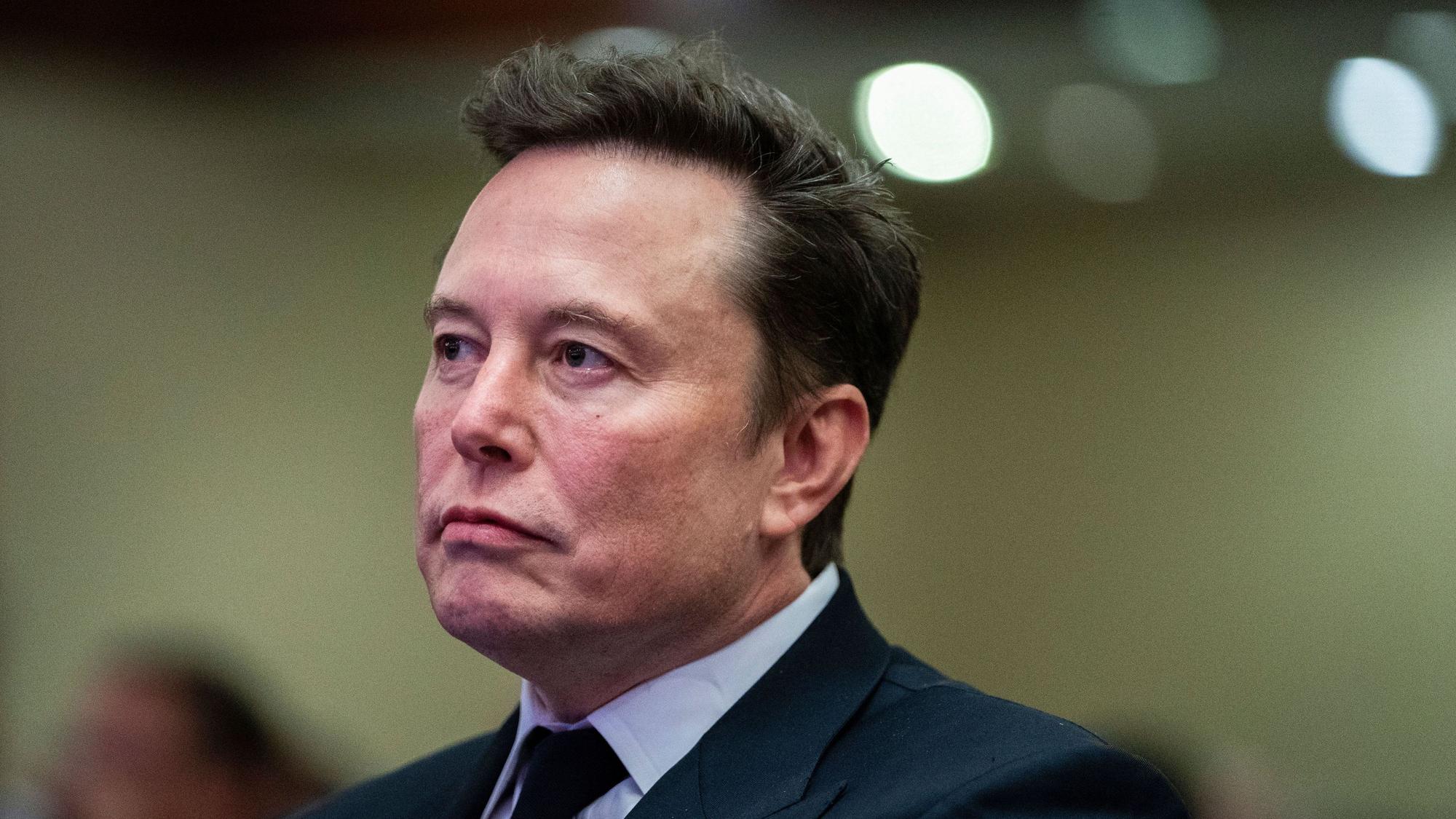 Elon Musk, Tech-Milliardär und Besitzer von X, beschimpft den spanischen Regierungschef Pedro Sánchez.
