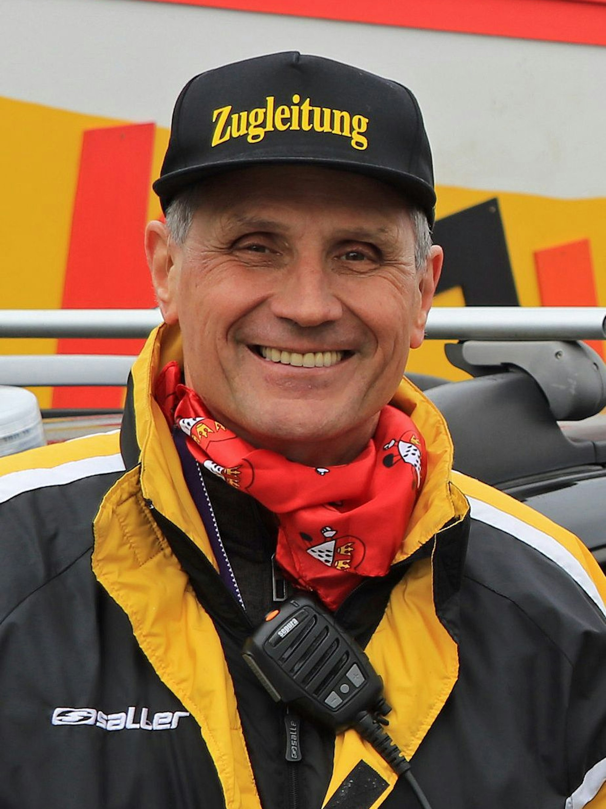 Das Biuld zeigt Erich Braun, der Zugleiter des großen Karnevalzugs in der Frechener Innenstadt ist.