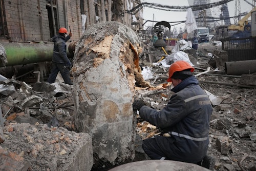 04.02.2026, Ukraine, Kiew: Arbeiter beseitigen Schäden im Wärmekraftwerk Darnyzja nach einem russischen Angriff in Kiew.