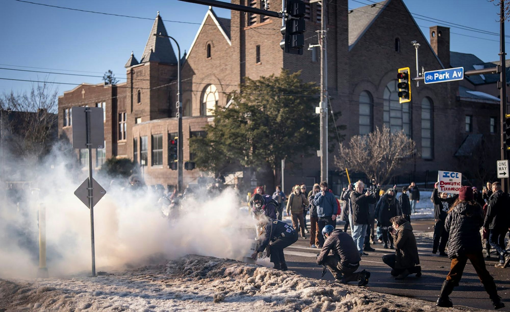 Minneapolis: Iin der Nähe der Park Avenue United Methodist Church in Minneapolis kommt es zu einer chaotischen Szene zwischen Dutzenden von Demonstranten und ICE-Agenten, nur zwei Blocks von dem Ort entfernt, an dem Renee Good am 7. Januar getötet wurde.