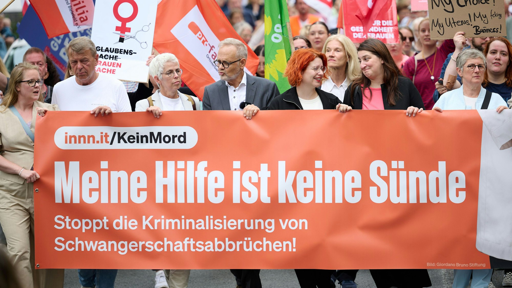 Der Gynäkologe Joachim Volz (M.) führt einen Demonstrationszug an. Nach der Fusion zweier Krankenhäuser darf Volz gemäß einer neuen Dienstanweisung des katholischen Trägers keine Schwangerschaftsabbrüche mehr durchführen. Dagegen wendet sich der langjährige Chefarzt mit einer Klage. (Archivbild)