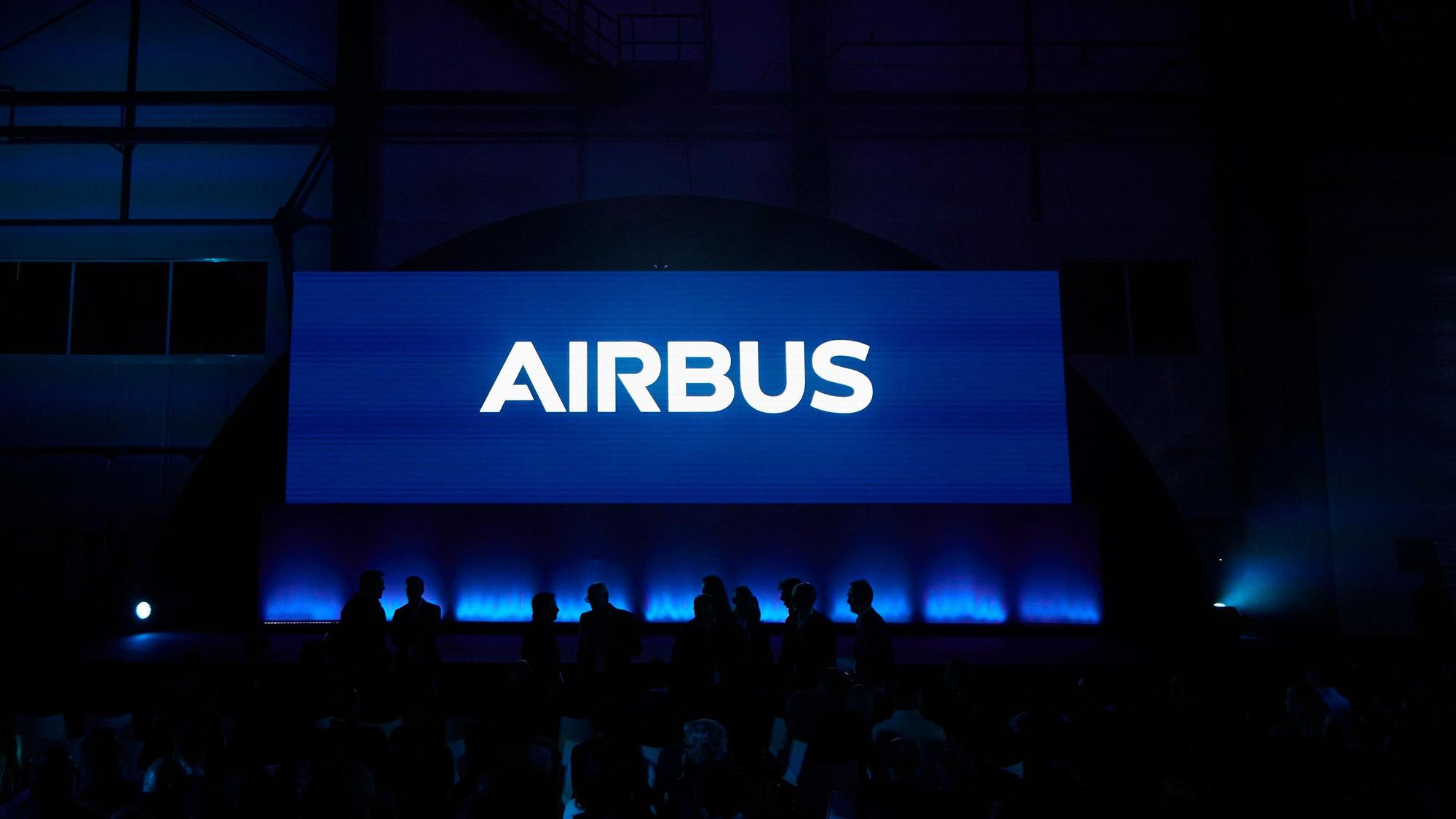 Das Airbus-Logo ist während einer Präsentation zu sehen.