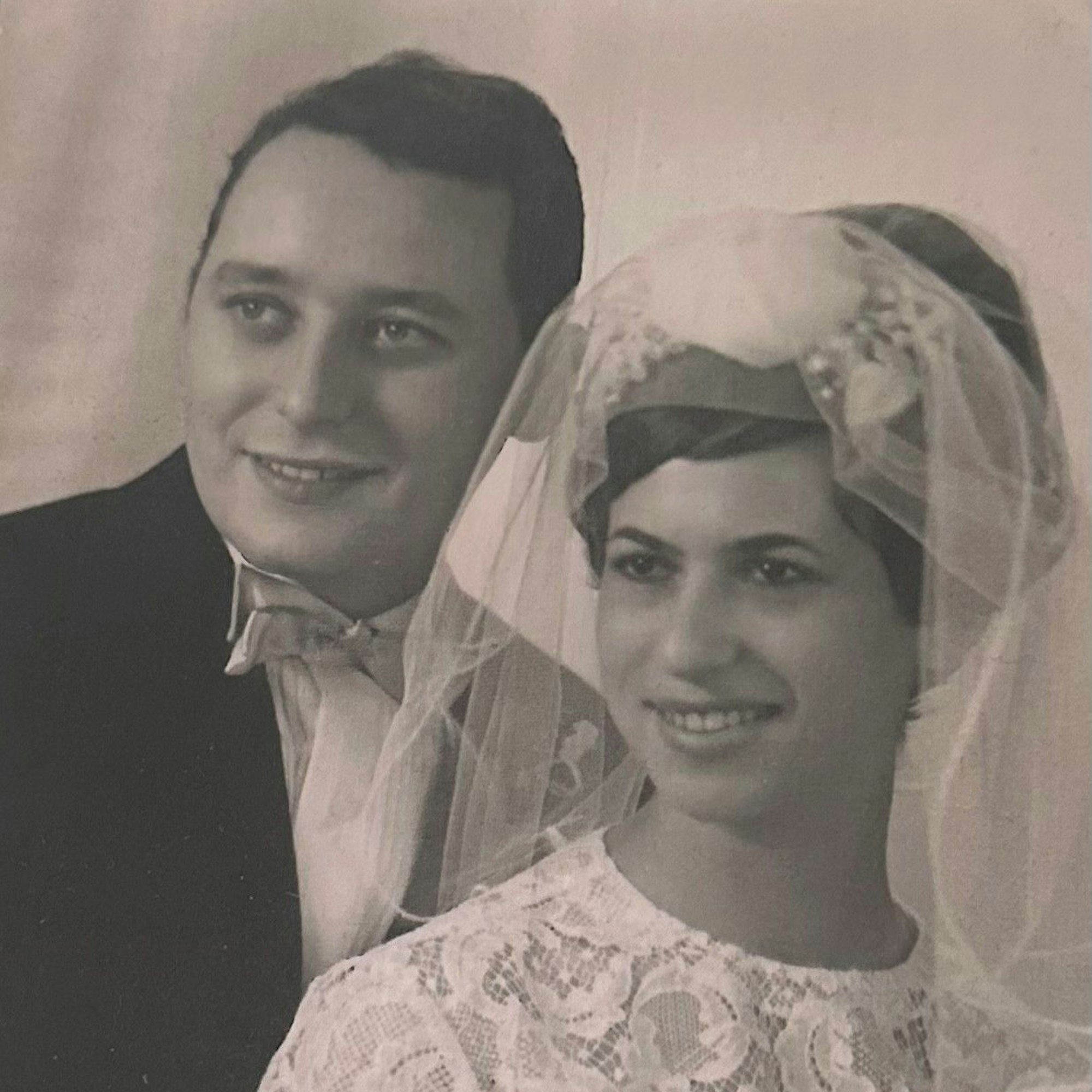 Zu sehen ist ein Ehepaar an seinem Hochzeitstag in Schwarz-Weiß.