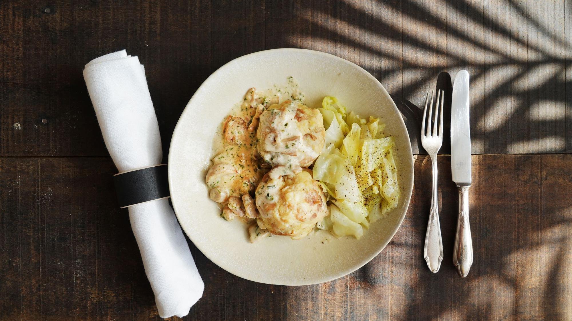 In der klassischen Wintervariante wird der Spitzkohl geschmort und mit Semmelknödel und Pilzrahmsauce serviert.