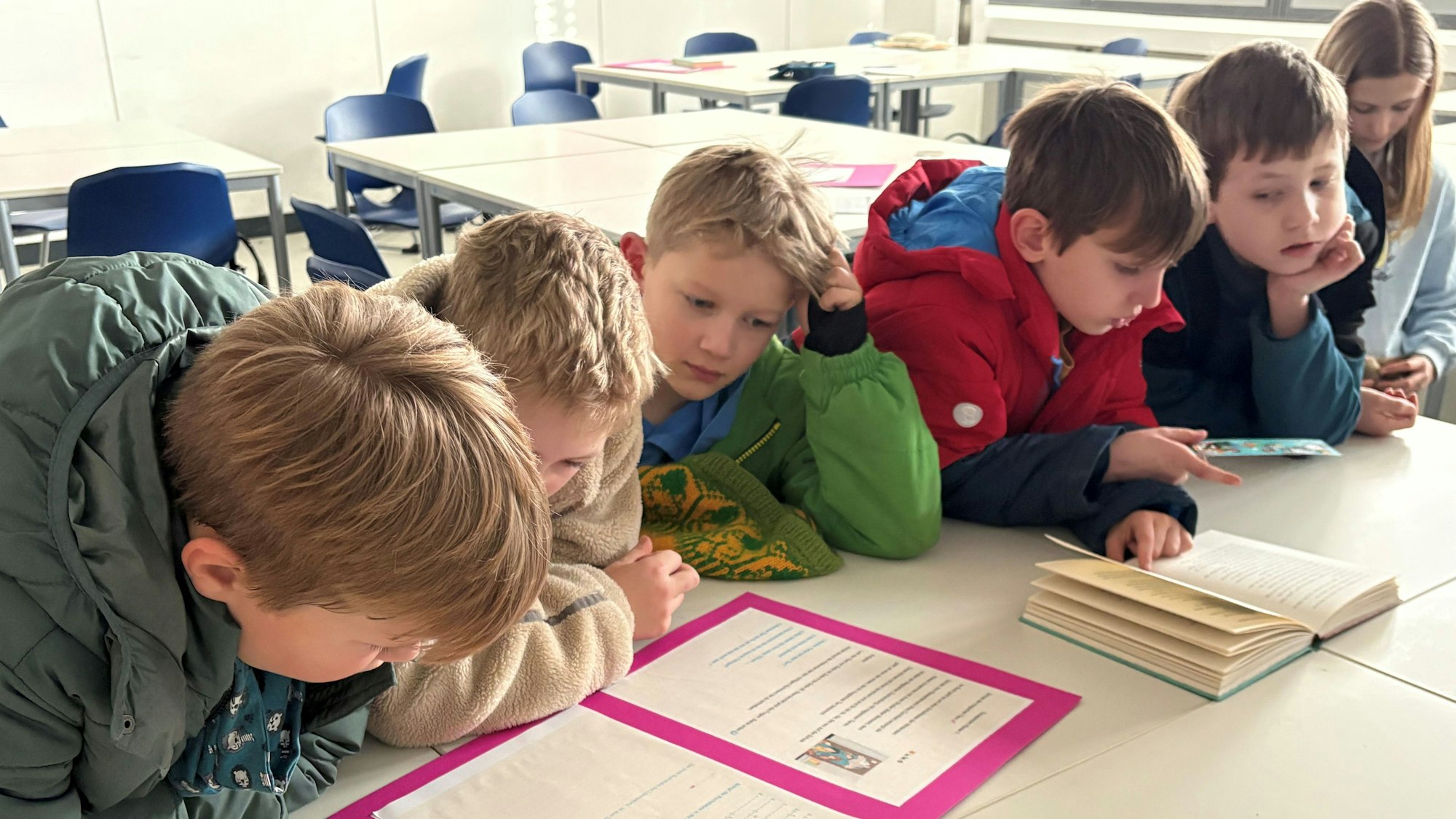 Die Klasse 6a hat sich Leserätsel für Grundschulkinder ausgedacht, die sich auf deren Lieblingsbücher beziehen.