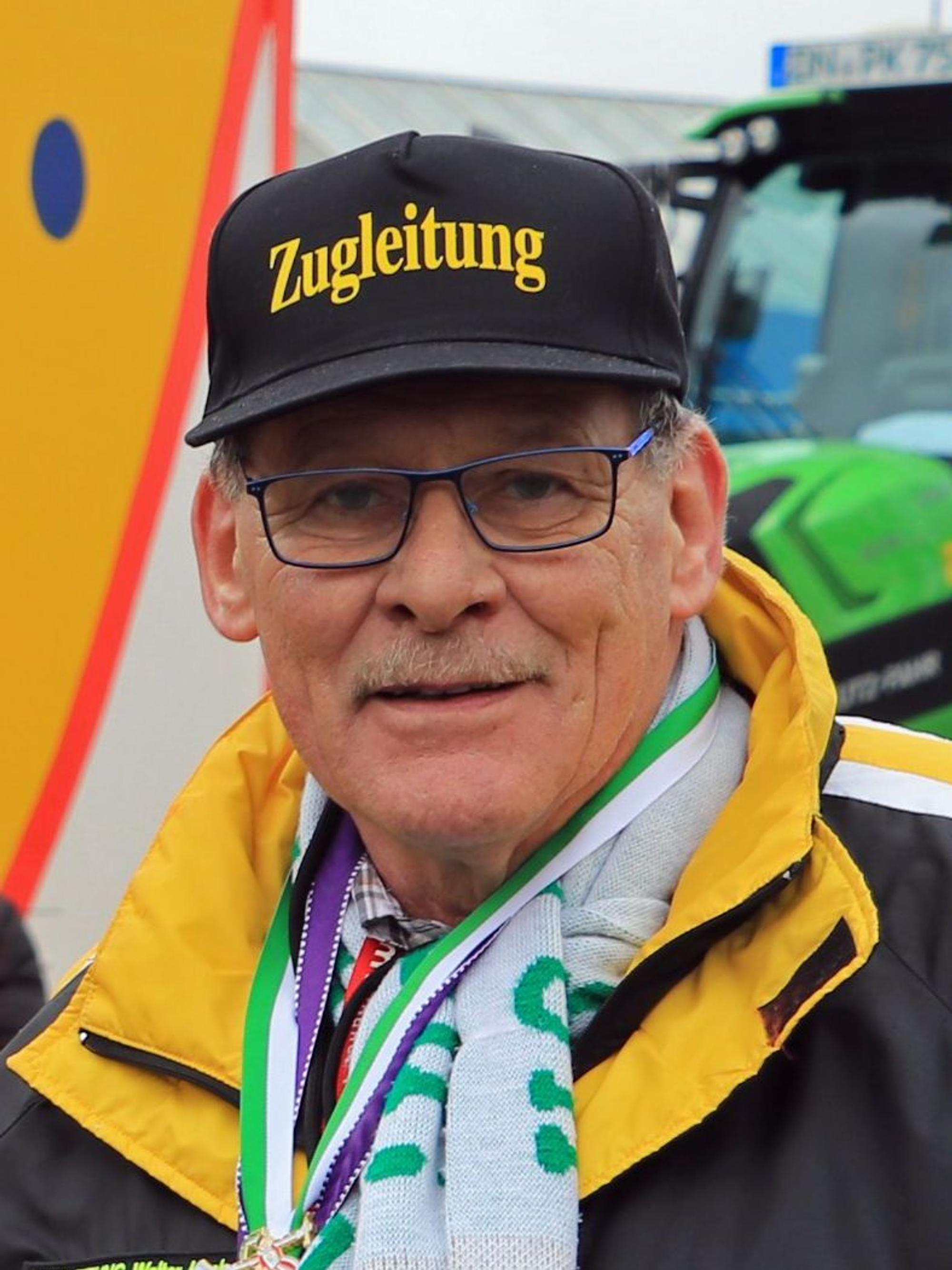 Erich Braun ist Zugleiter des großen Karnevalzugs in der Frechener Innenstadt.