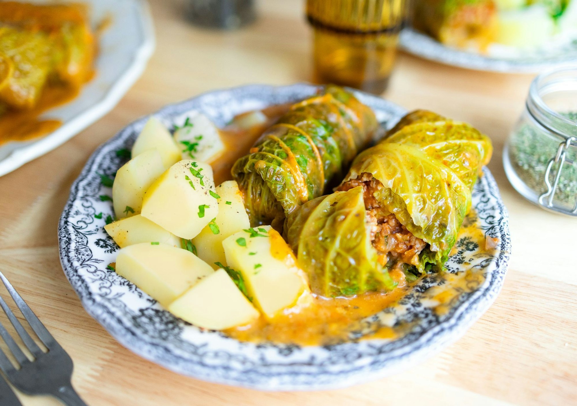 Wirsingrouladen lassen sich mit einem Mix aus veganem Hack, Linsen und geriebenen Möhren füllen.