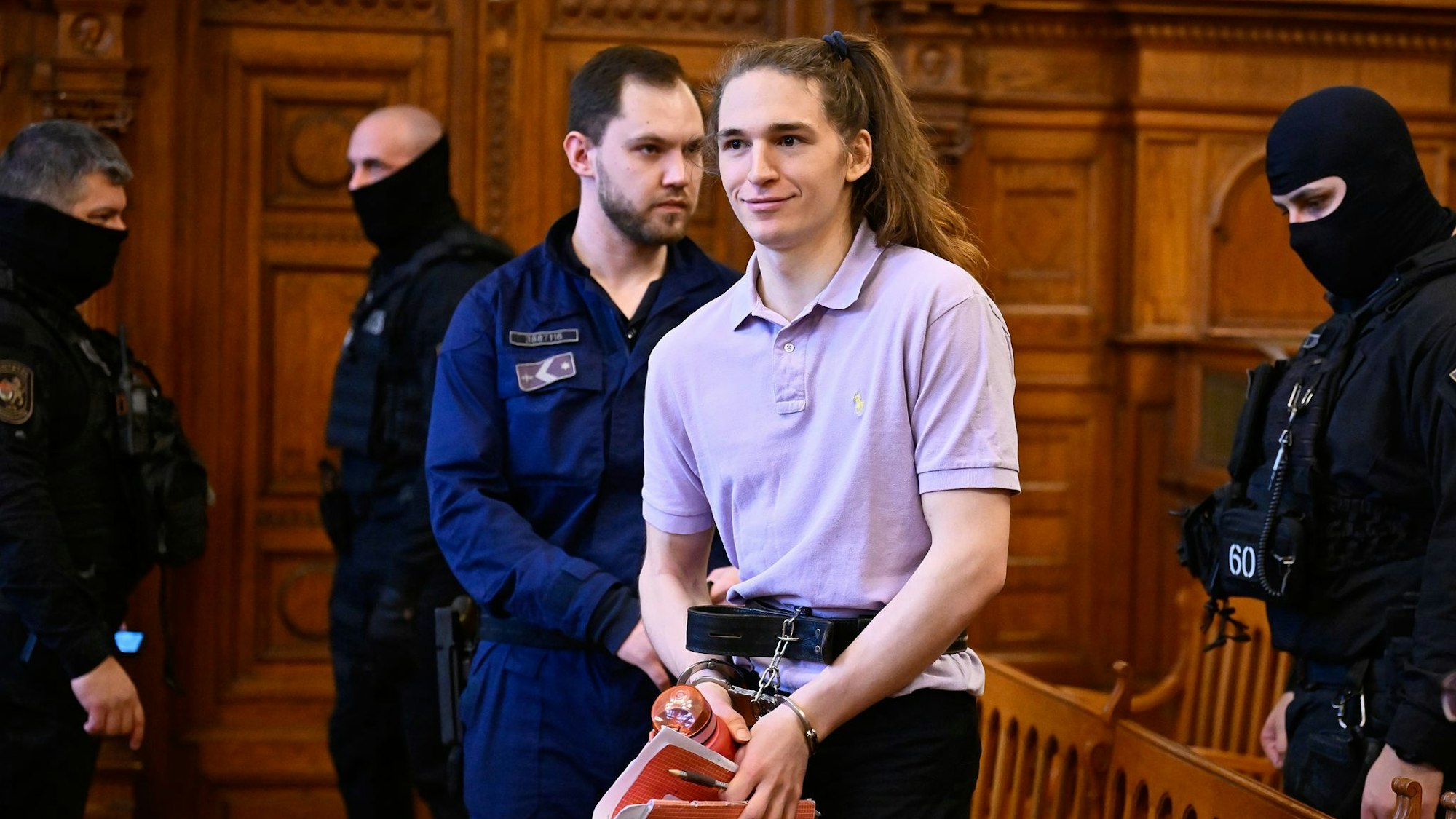 Die deutsche Person Maja T. (2.v.r.) ist in Budapest wegen Angriffen auf mutmaßliche Rechtsextremisten zu acht Jahren Gefängnis verurteilt worden.