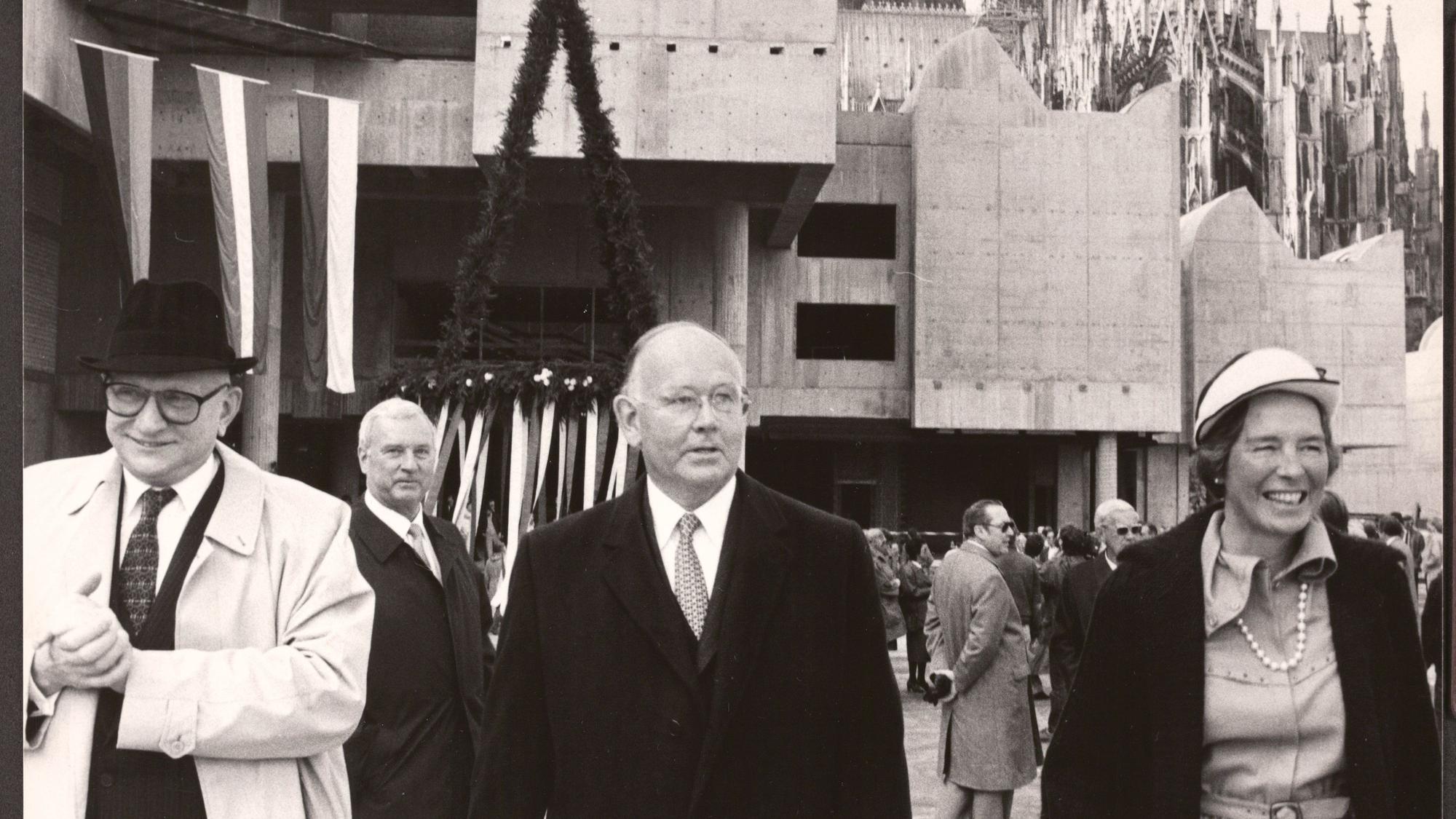 Richtfest für das Museum Ludwig Im Bild v.l.: der Kölner Oberstadtdirektor Kurt Rossa, mit Peter und Irene Ludwig.